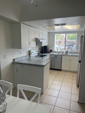 Private kitchen - 2-bedroom condo in awesome Mesa with AC, WiFi (Mesa)