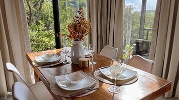 Estudio Deluxe, vista a la montaña | Comedor