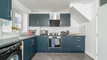 House | Private kitchen | Fridge, microwave, oven, stovetop