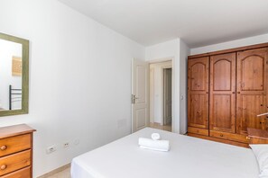 2 habitaciones, tabla de planchar con plancha, wifi y ropa de cama 