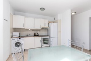 Microwave, oven, stovetop, coffee/tea maker
