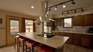 Mikroaaltouuni, uuni, liesi, astianpesukone