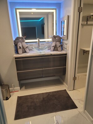 Douche, sèche-cheveux, serviettes fournies, savon