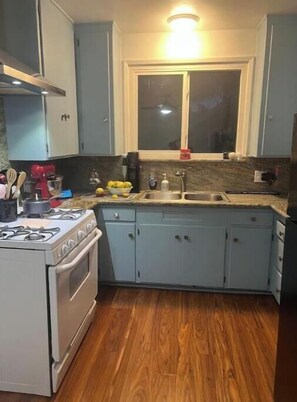Fridge, microwave, oven, stovetop - H4Home @Alamitos Beach (Long Beach)