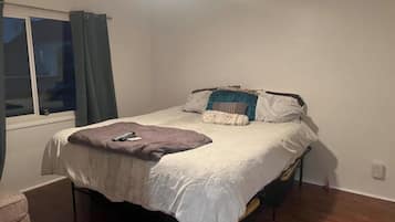 1 bedroom, desk, WiFi