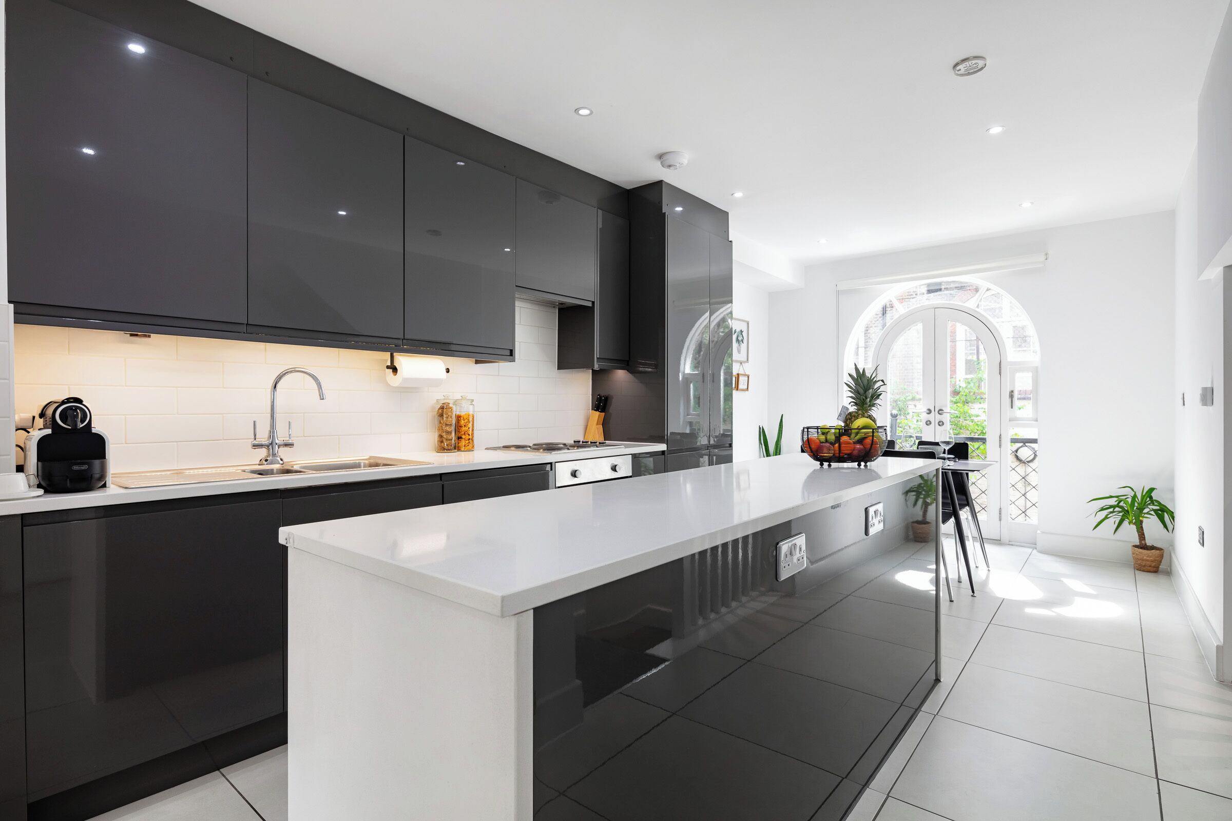 Kühlschrank, Mikrowelle, Ofen, Geschirrspüler