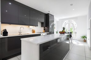 Kühlschrank, Mikrowelle, Ofen, Geschirrspüler