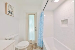 Dusche, Haartrockner, Handtücher, Shampoo