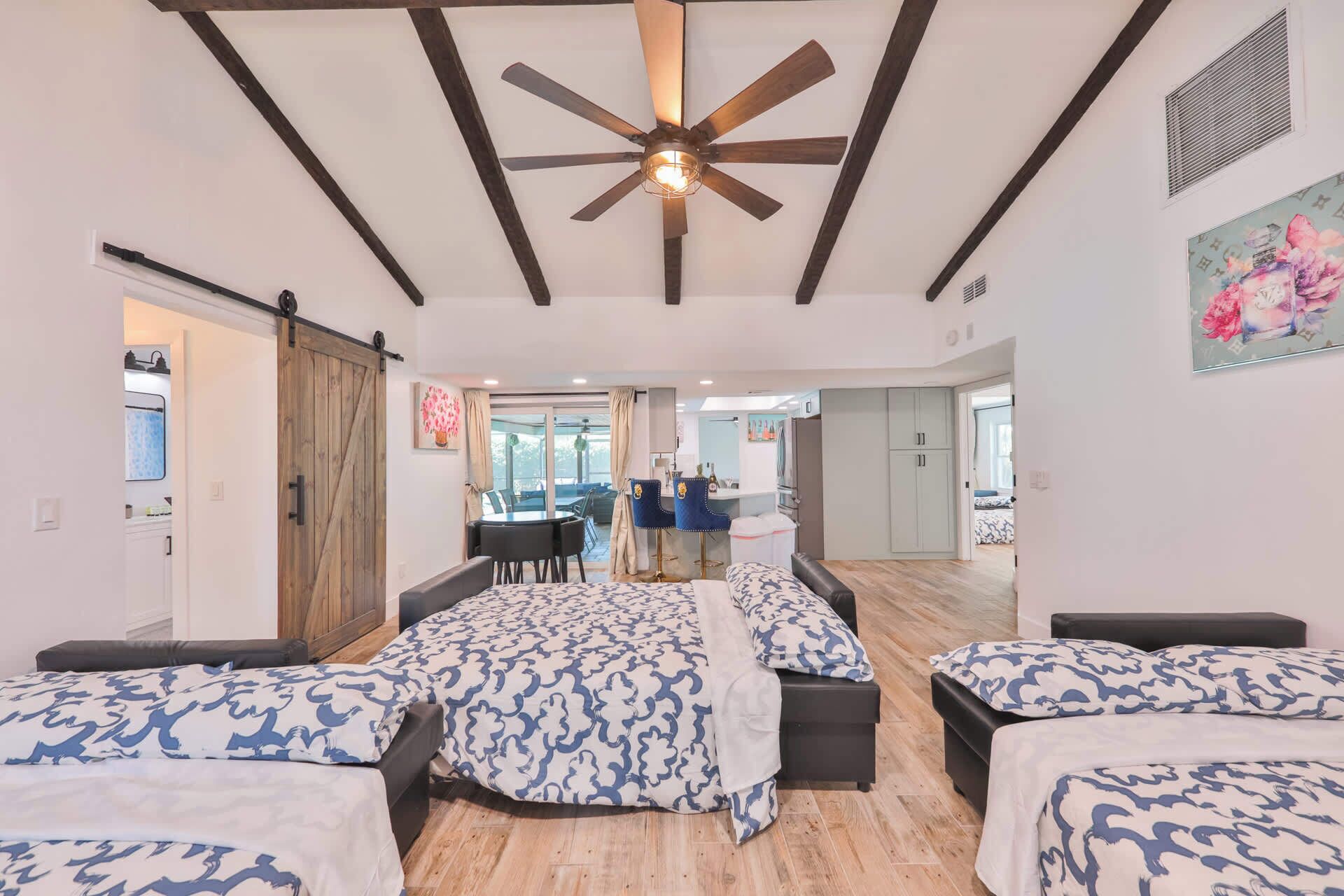 3 habitaciones, tabla de planchar con plancha y cuna de viaje 