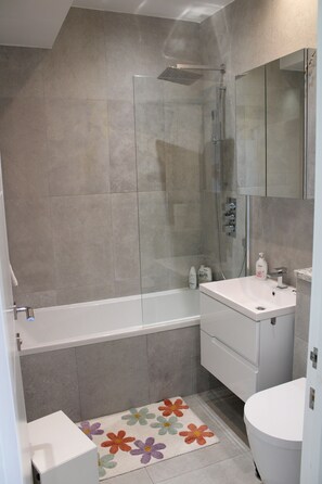 Haartrockner, Handtücher, Seife, Shampoo