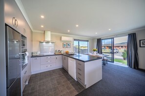 Réfrigérateur, micro-ondes, lave-vaisselle, grille-pain