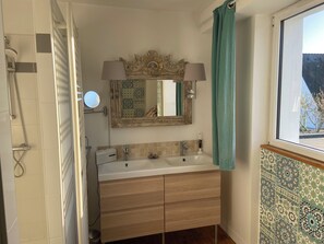 Dusche, Haartrockner, Handtücher