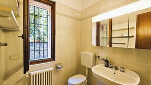 Regadera, secadora de cabello, bidet, toallas