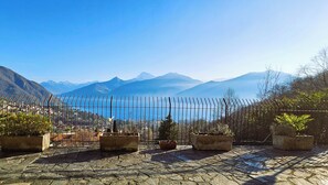 Property grounds - Villa Foresta Meanggio (Apt Croce): Nature retreat with stunning Lake Como View (Menaggio)