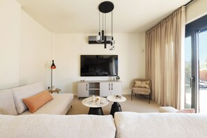 Smart TV - Madre Tierra Boutique Villa 1 (FXM6+46P Oasis, Greece)