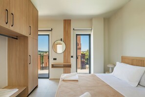 5 bedrooms, iron/ironing board, WiFi, bed sheets