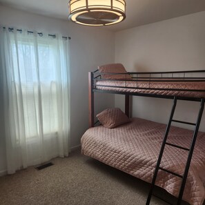 3 bedrooms, iron/ironing board, free WiFi, bed sheets - Charming 3-bedroom house in  wonderful and fascinating Berlin, MD. (Berlin)