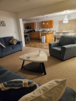 Smart TV - Charming 3-bedroom house in wonderful and fascinating Berlin, MD. (Berlin)