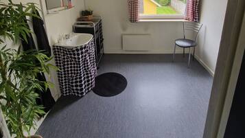 Dusj, håndklær og toalettpapir