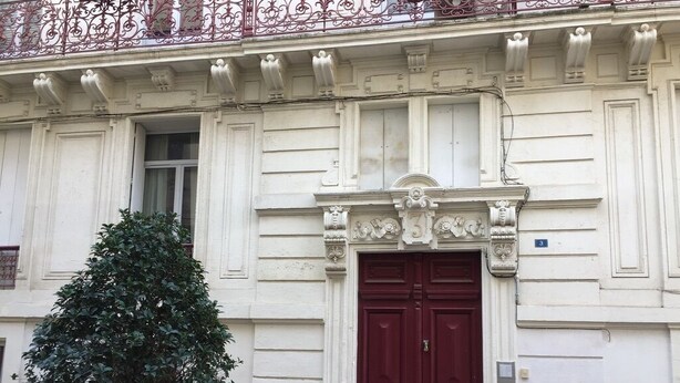 A building with a large, ornate double door and a potted plant in front. - Independent Cozy Room (Montpellier)