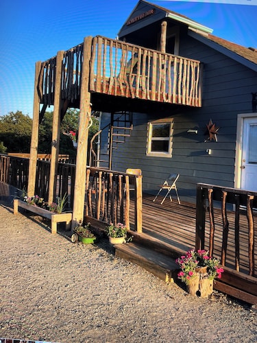 East Cabin 2 bedroom house in charming private rural setting