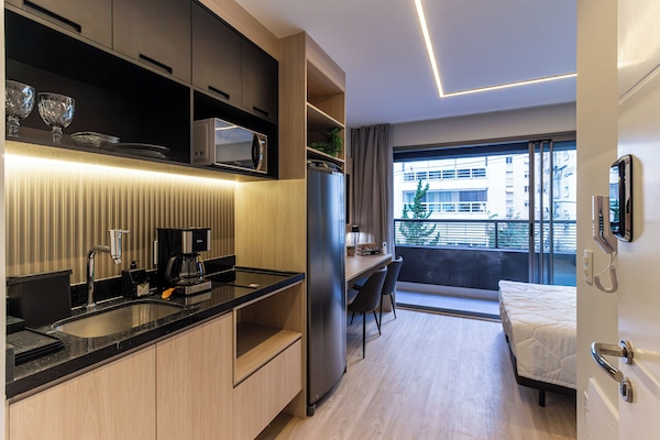 Standard-Studio (585214) | Eigene Küche | Mikrowelle, Herdplatte, Kochgeschirr/Geschirr/Besteck