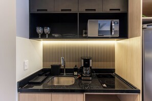Standard Studio (585214) | Private kitchen | Microwave, stovetop, cookware/dishes/utensils - 360 Oscar Itaim (São Paulo)