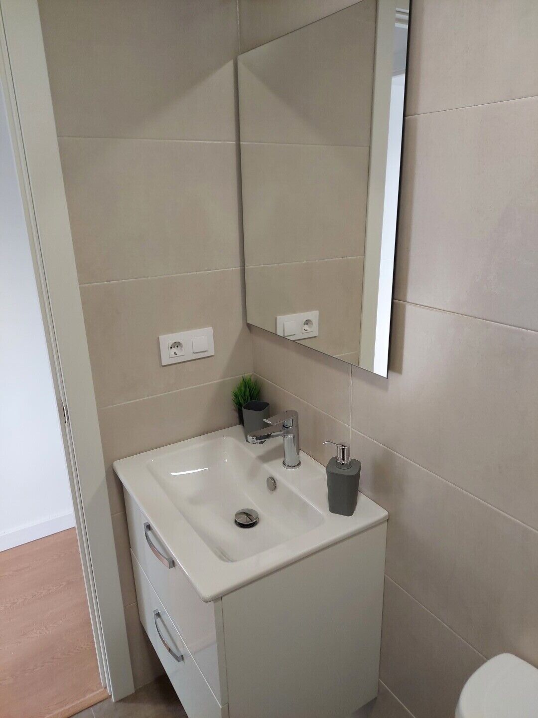 Sèche-cheveux, serviettes fournies, savon, papier toilette