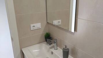 SĂšche-cheveux, serviettes fournies, savon, papier toilette