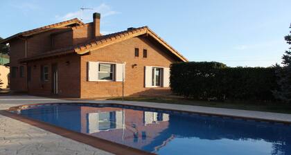 Room with private bathroom . house in the countryside 25 minutes from BARCELONA