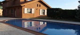 Room with private bathroom . house in the countryside 25 minutes from BARCELONA
