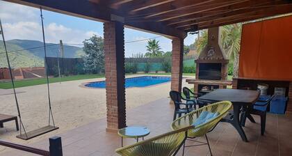 habitación con baño privado en hermosa casa en el campo a25 minutos de BARCELONA