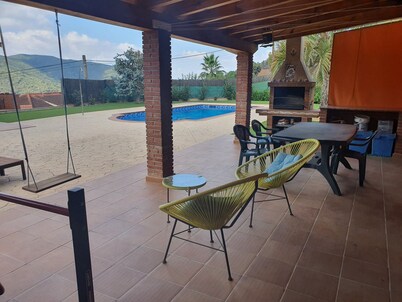 habitación con baño privado en hermosa casa en el campo a25 minutos de BARCELONA