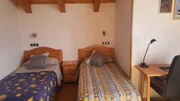 1 slaapkamer, een bureau, een strijkplank/strijkijzer, gratis wifi