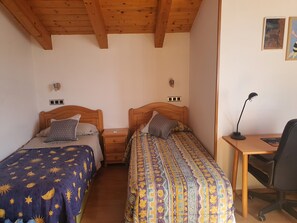 1 bedroom, desk, iron/ironing board, free WiFi - Room with private bathroom . house in the countryside 25 minutes from BARCELONA (Sant Fost de Campsentelles)