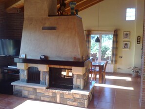 Interior - Room with private bathroom . house in the countryside 25 minutes from BARCELONA (Sant Fost de Campsentelles)