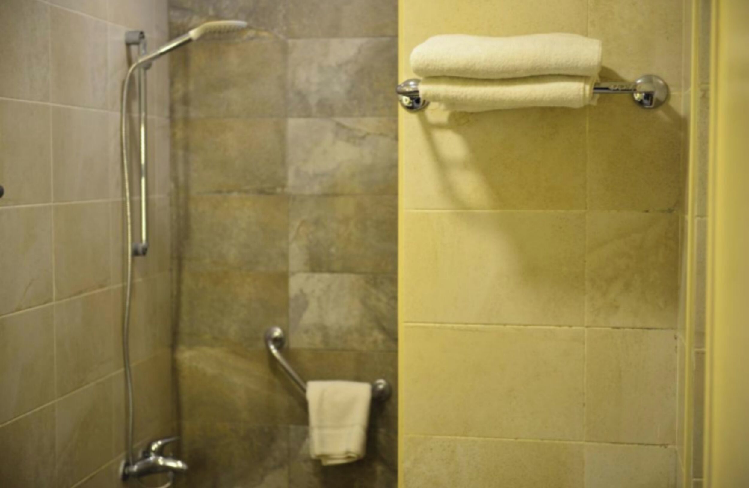 Haartrockner, Handtücher, Seife, Toilettenpapier