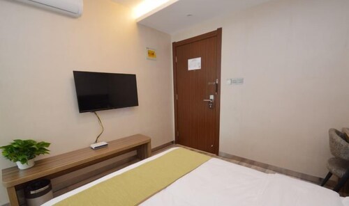 Durian Candy Hotel (Longhua Road Subway Station Jiangpu Bus Terminal Branch)