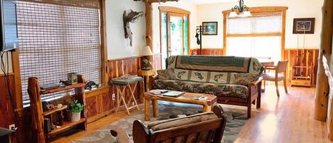 Een televisie en een open haard