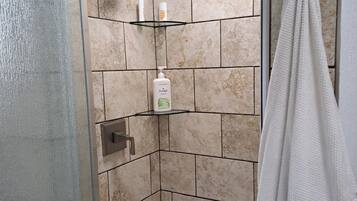 Douche, séchoir à cheveux, serviettes fournies, savon