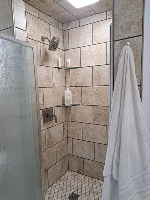 Regadera, secadora de cabello, toallas, jabón