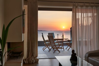 Deep Blue Escape – Heated Private Pool, Sea View & Walk to the Beach