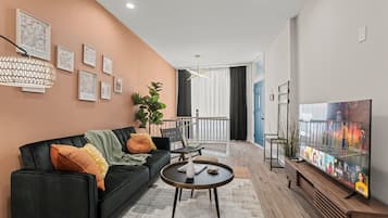 Standaard appartement | Woonruimte | Een 43-inch smart-tv met digitale zenders, Netflix en streamingdiensten