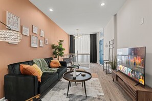 Condo standard | Área de estar | Smart TV 43 polegadas com canais digitais, Netflix