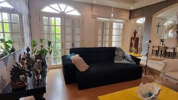 Una chimenea, libros