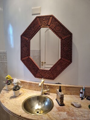 Regadera, tina de hidromasaje, secadora de cabello, bidet 