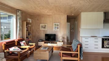 TV, DVD player, books, stereo