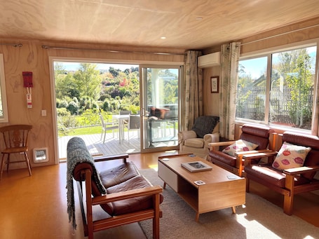 TV, DVD player, books, stereo. Cosy lifestyle retreat in idyllic Tasman