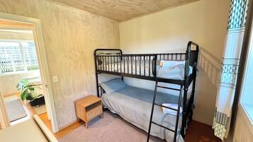 2 bedrooms, travel cot, free WiFi, bed sheets