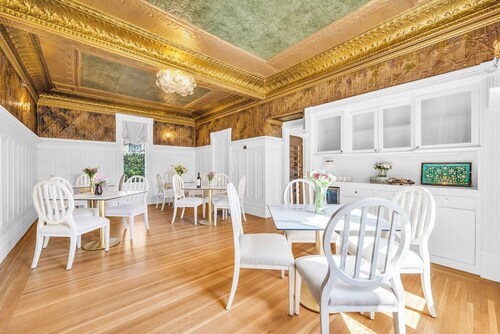 Vineyard Suite with soaking tub at downtown Napa B&B with pool and hot tub